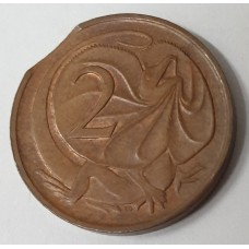 AUSTRALIA 1974 . TWO 2 CENTS COIN . DOUBLE ERROR . CLIPPED PLANCHET . MIS-STRIKE